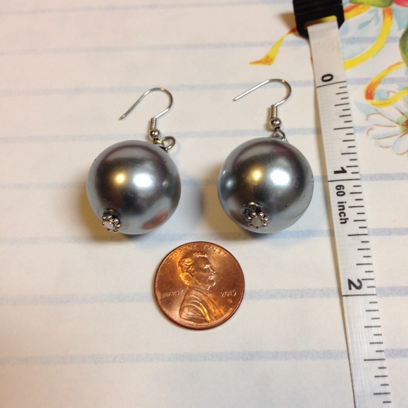 Pearl In A Grayish Metallic Tone Drop Earrings - Picture 6 of 8